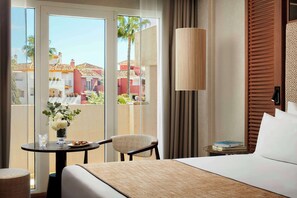Rom – superior, terrasse, bassengutsikt | Minibar, safe på rommet, skrivebord og blendingsgardiner