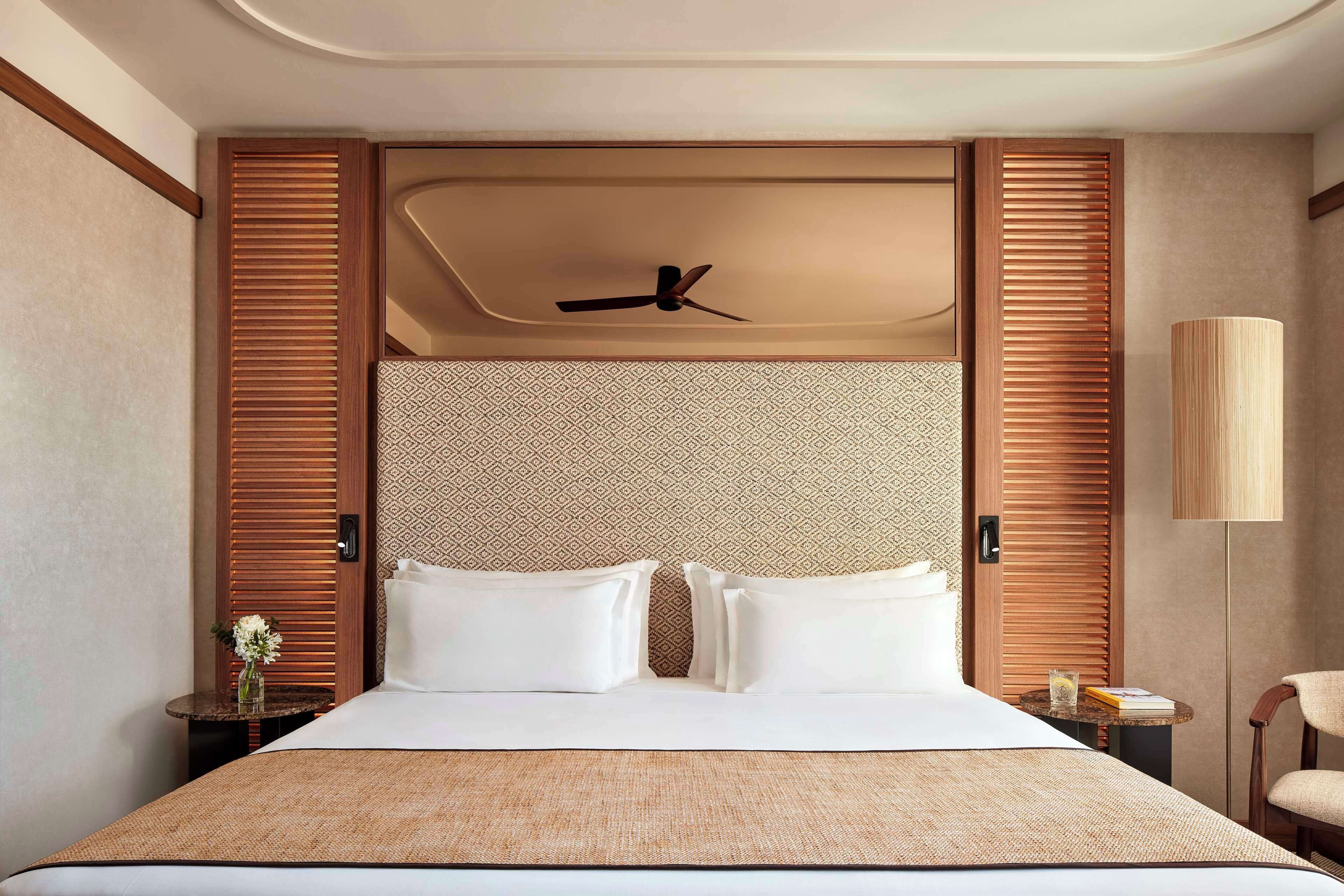 Minibar, coffres-forts dans les chambres, bureau, rideaux occultants