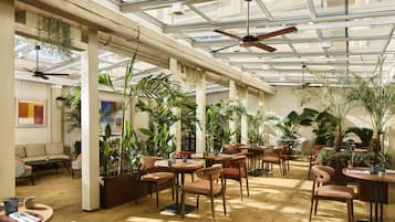 Se sirven almuerzos y cenas, cocina mediterránea