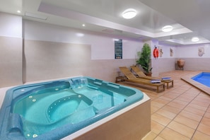 Bồn tắm spa trong nhà