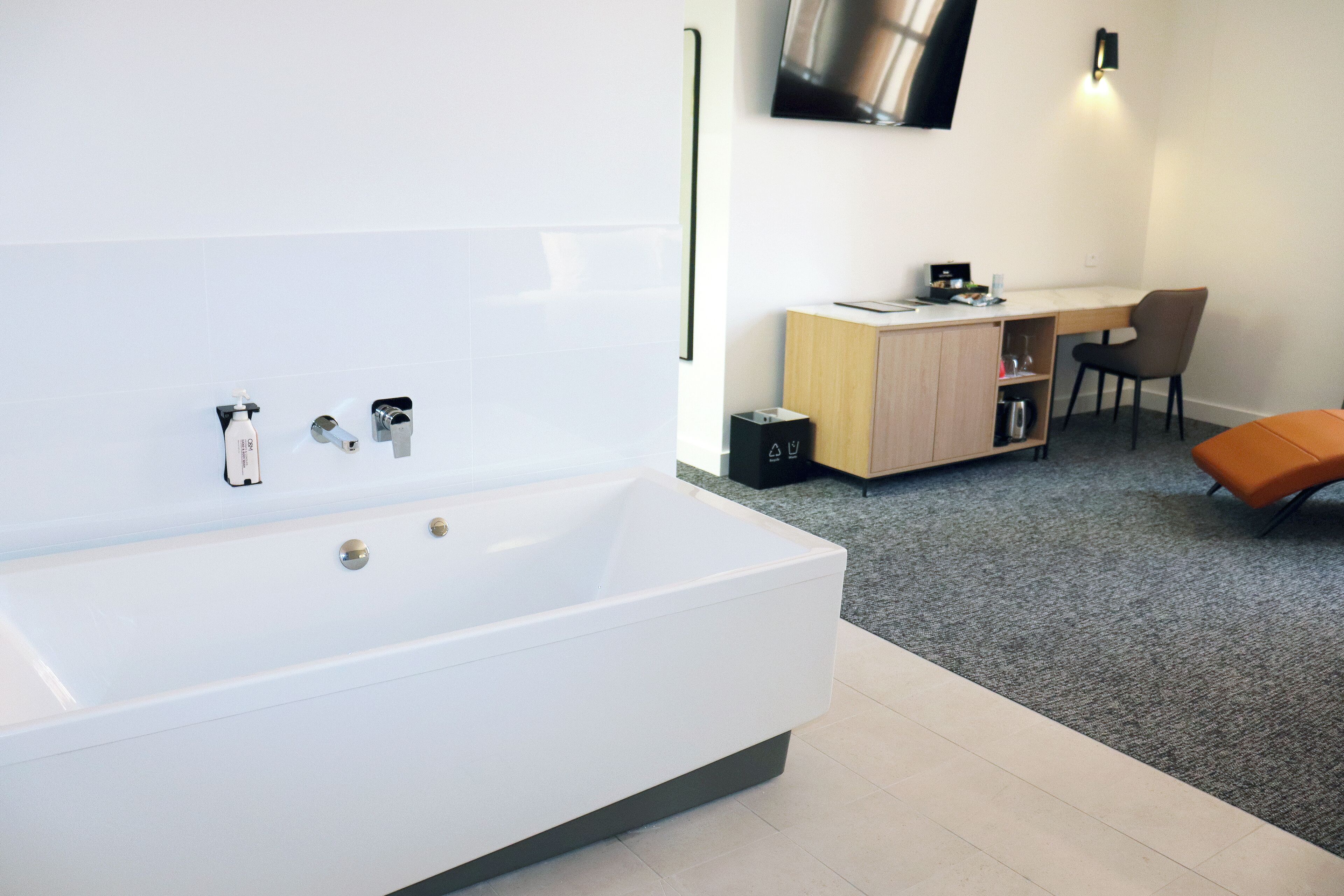 executive spa room - newly refurbished | minibar, in-room safe, desk, blackout curtains