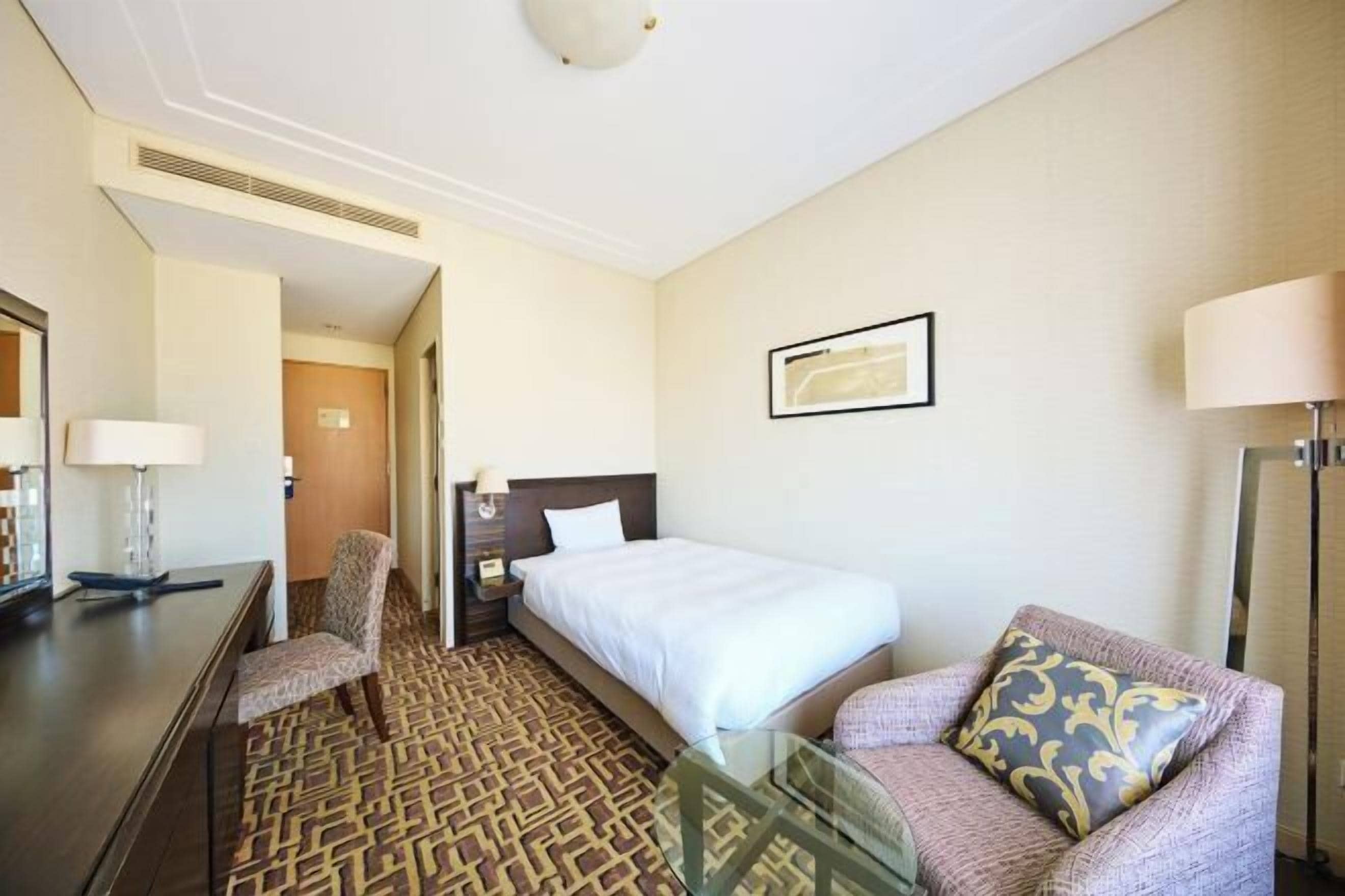 Premium bedding, in-room safe, desk, free WiFi