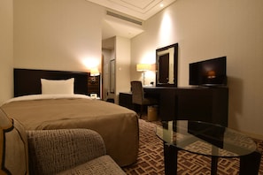 1 bedroom, premium bedding, in-room safe, desk