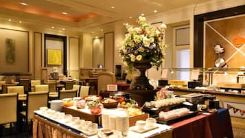 Daily buffet breakfast (JPY 2500 per person)