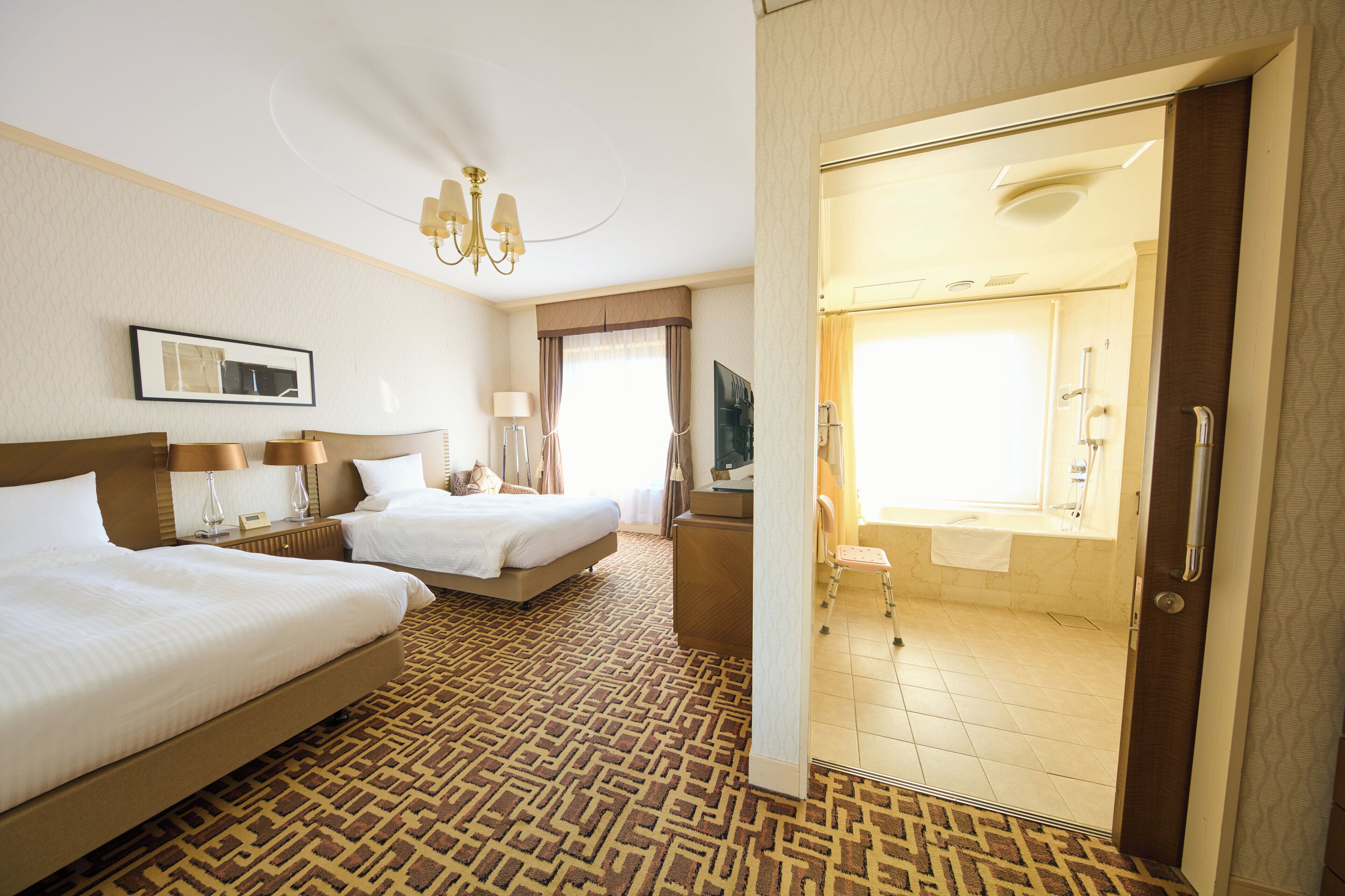 高档床上用品、客房内保险箱、办公桌、免费 WiFi