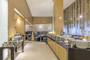 Café da manhã com buffet todos os dias (INR 891 por pessoa) 