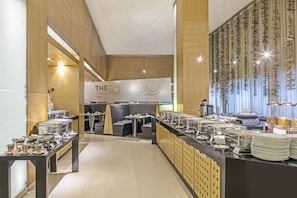 Café da manhã com buffet todos os dias (INR 891 por pessoa) 