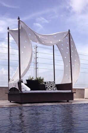 Piscine extérieure, chaises longues