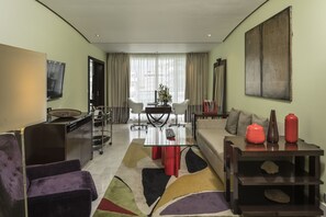 Televisión LCD, reproductor de DVD, películas con cargo