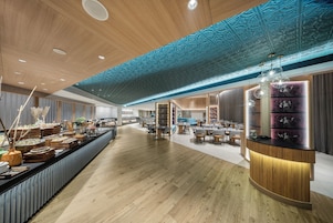 4 restoran; öğle yemeği ve akşam yemeği sunulur