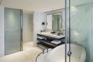 Combined shower/tub, free toiletries, hair dryer, bathrobes - The Park Chennai (Chennai)
