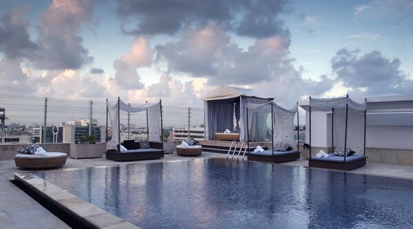 Una piscina al aire libre, tumbonas