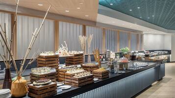 4 restaurants; lunch and dinner served