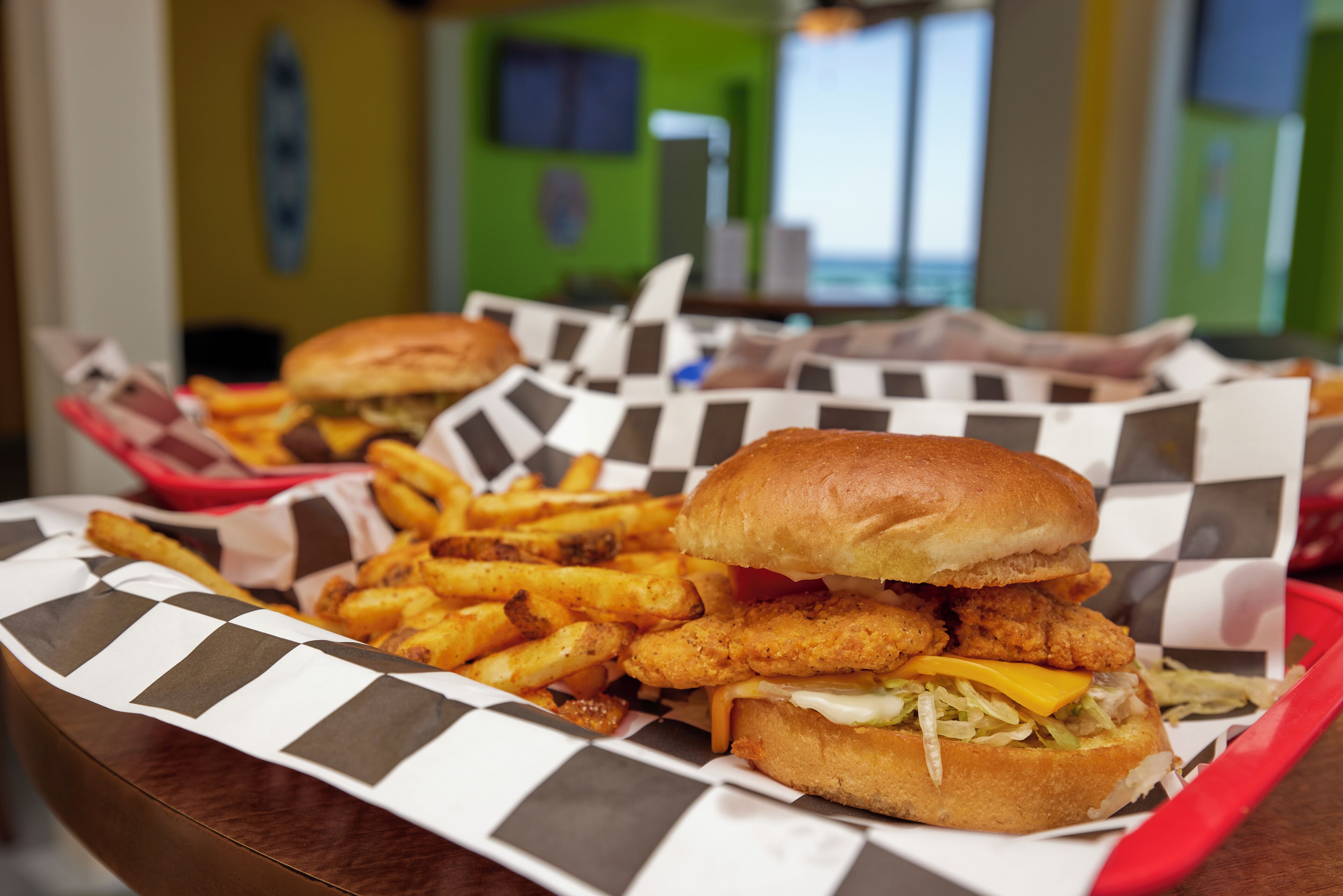 Una bandeja con un sándwich y papas fritas.