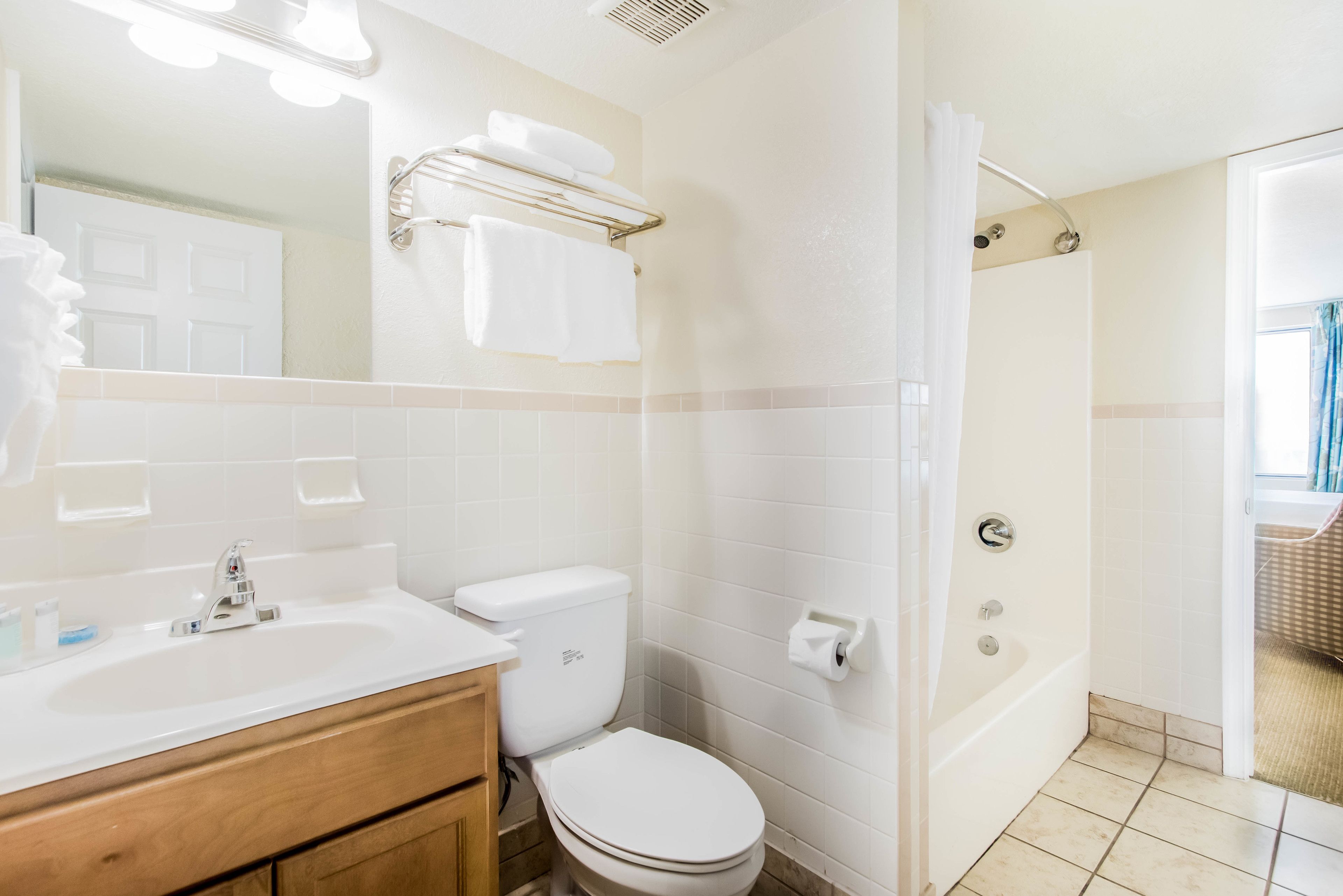 Un baño con lavamanos, inodoro y ducha.