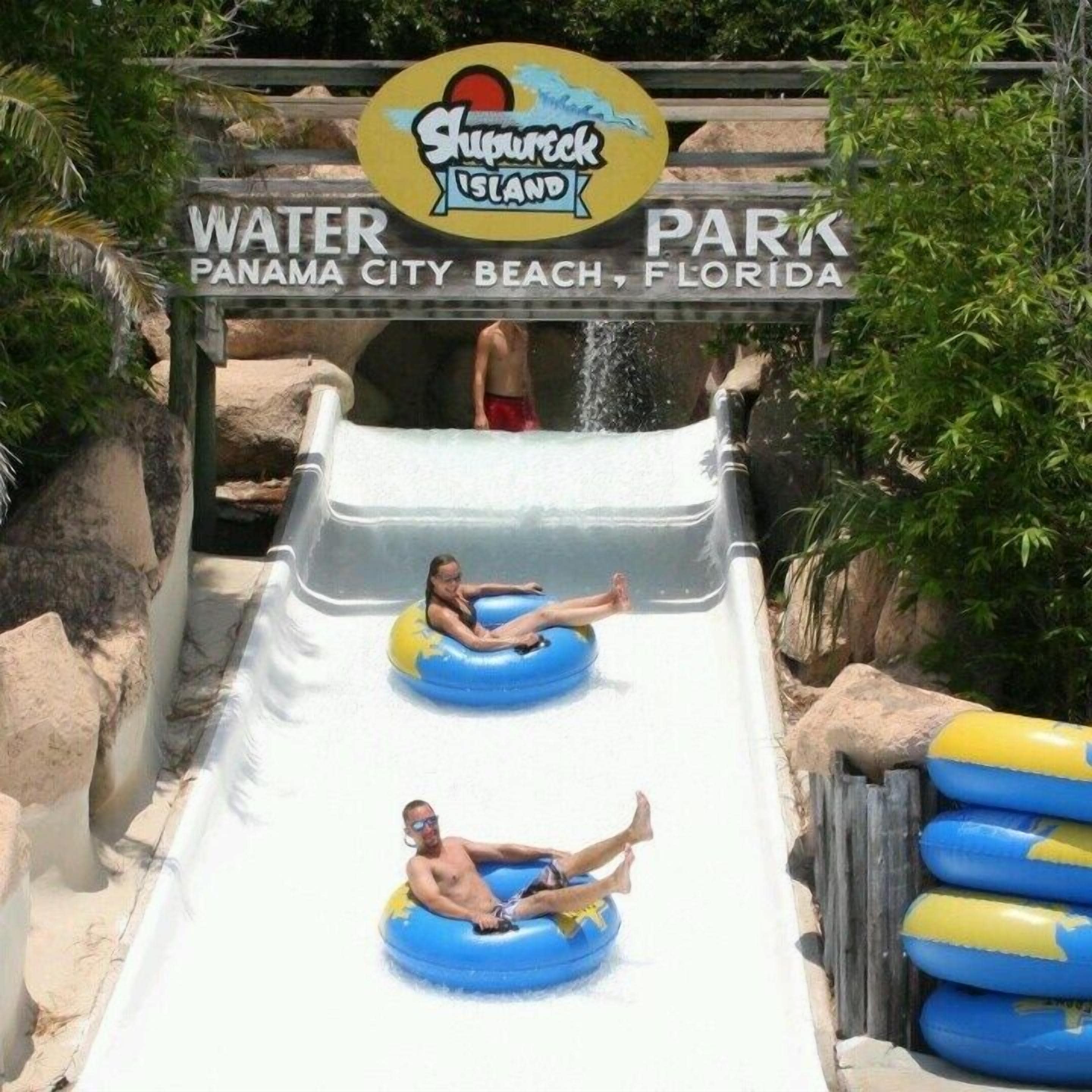 Un parc aquatique avec un panneau indiquant « l’île de Shapirock » et un toboggan aquatique.