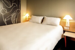 Roupas de cama premium, escrivaninha, cortinas blackout