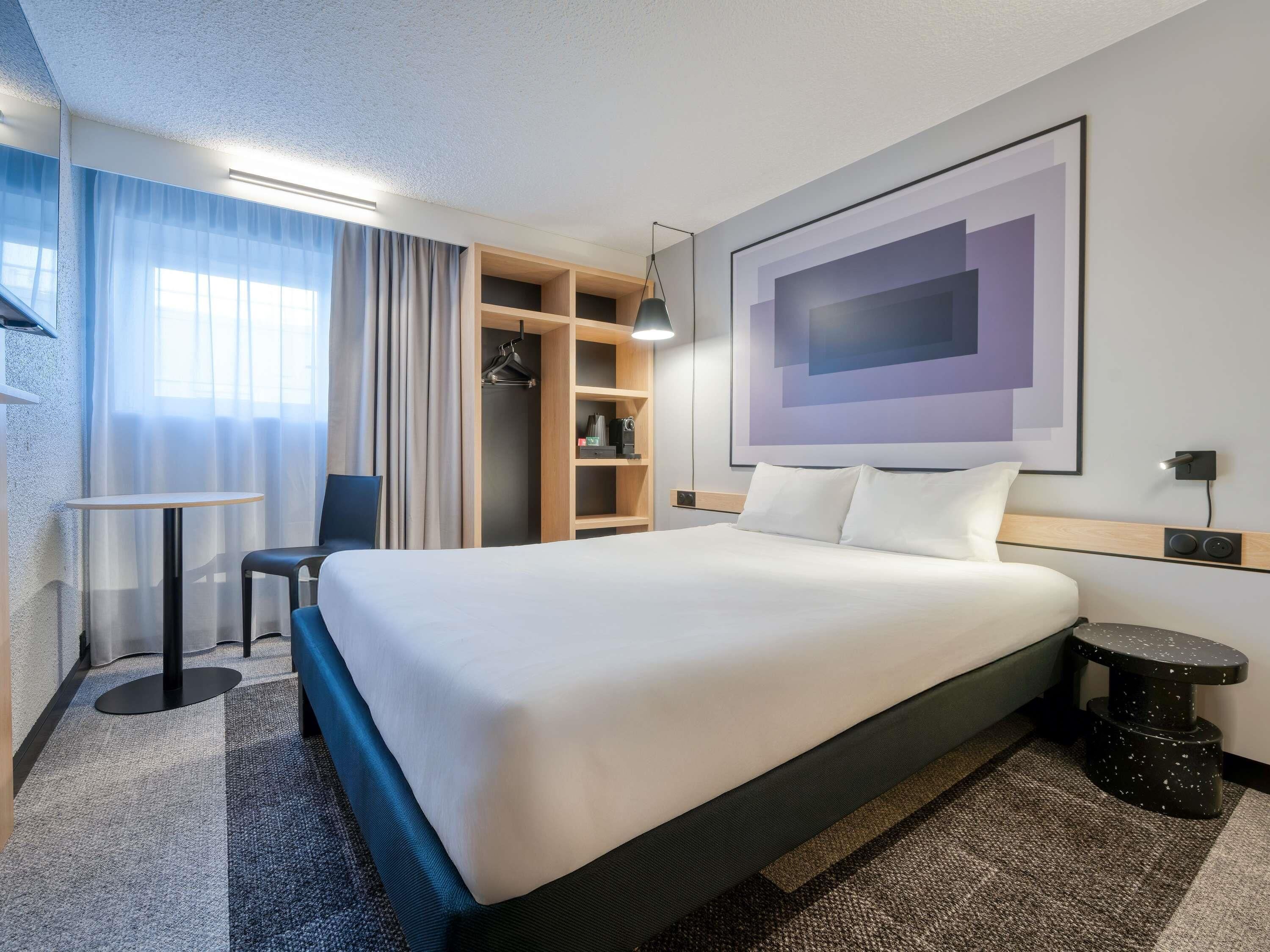 Sengetøy av topp kvalitet, skrivebord, blendingsgardiner og lydisolert