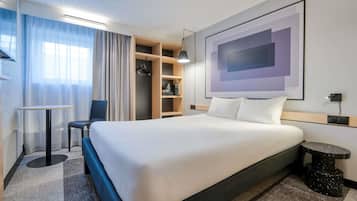 Sengetøy av topp kvalitet, skrivebord, blendingsgardiner og lydisolert