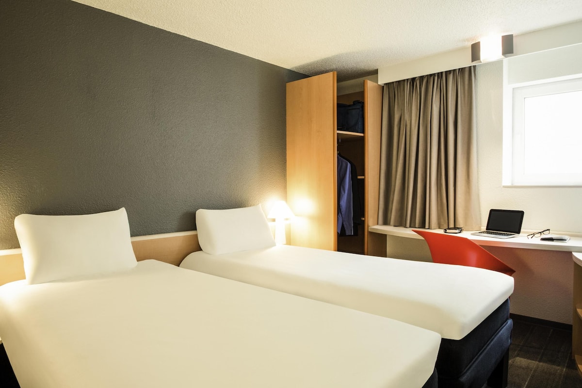 Ropa de cama de alta calidad, escritorio y cortinas blackout