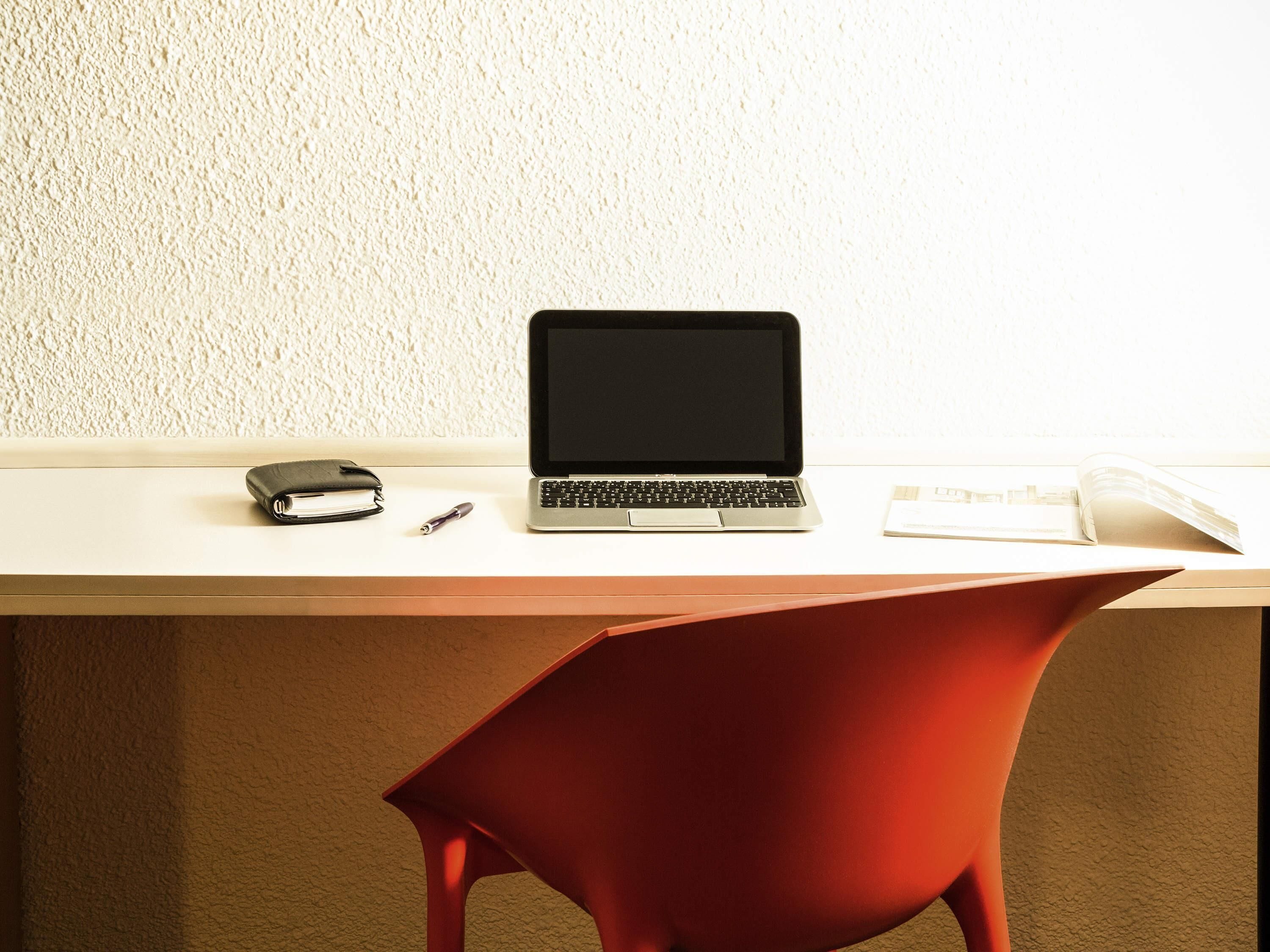 Hochwertige Bettwaren, Schreibtisch, Verdunkelungsvorhänge