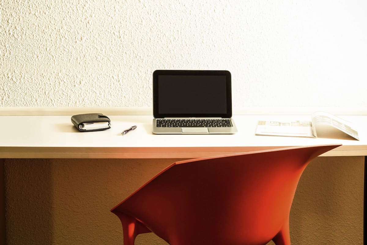 Hochwertige Bettwaren, Schreibtisch, Verdunkelungsvorhänge