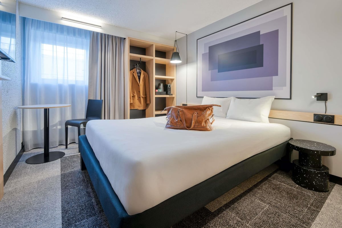 Ropa de cama de alta calidad, escritorio y cortinas blackout