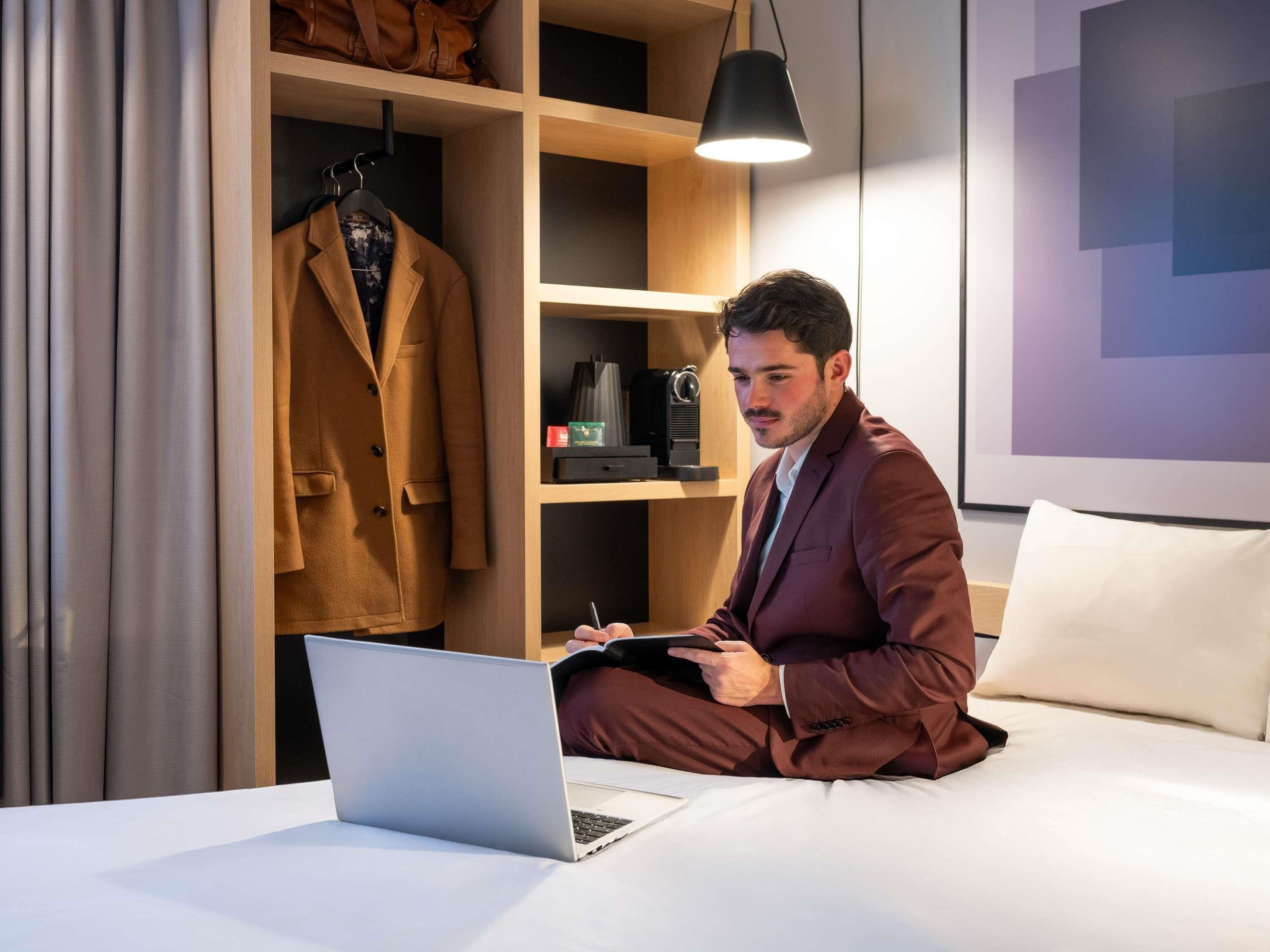 Luxe beddengoed, een bureau, verduisterende gordijnen