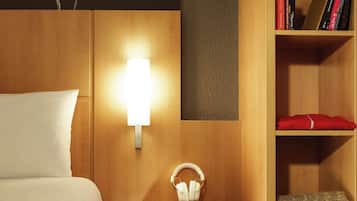 Ropa de cama de alta calidad, escritorio y cortinas blackout