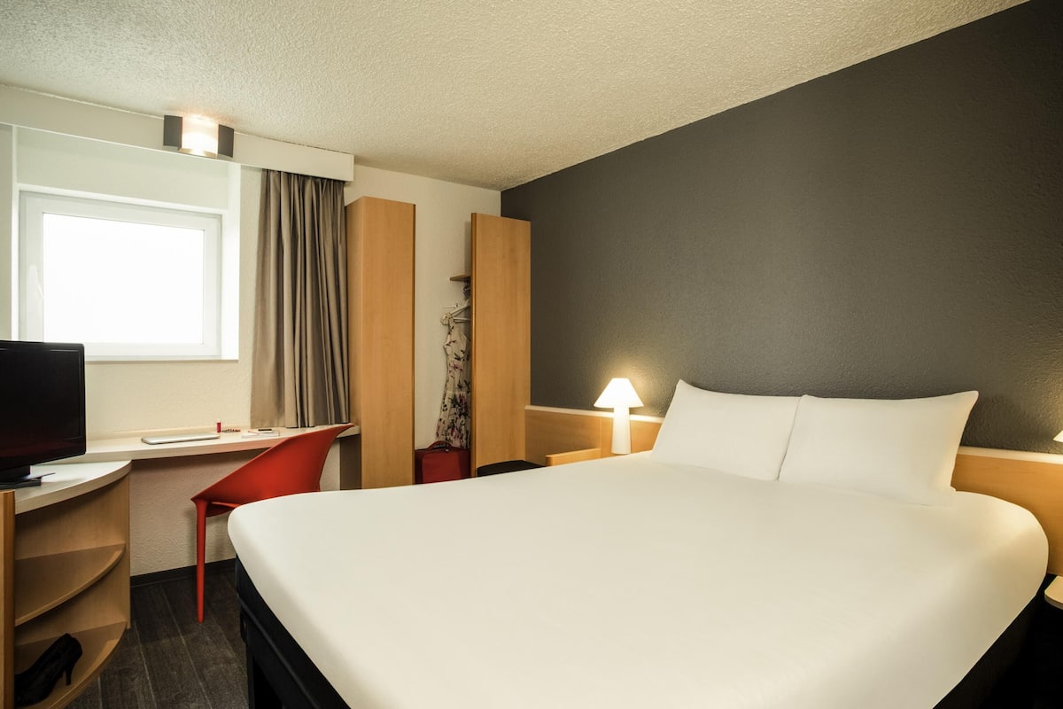 Ropa de cama de alta calidad, escritorio y cortinas blackout