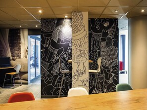 Bar (on property) - Hôtel ibis Orly Chevilly Tram 7 (Chevilly-Larue)