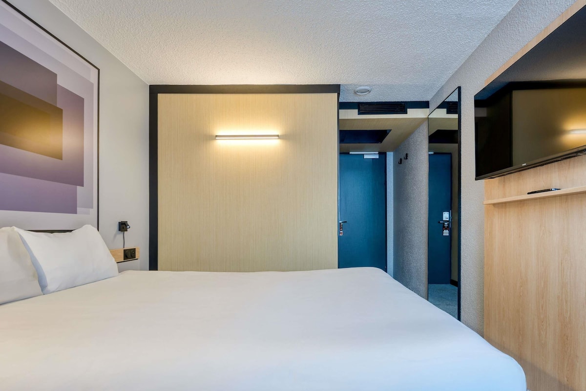 Luxe beddengoed, een bureau, verduisterende gordijnen