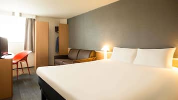 Standard-huone, useita sänkyjä | Ylelliset vuodevaatteet, työpöytä, pimennysverhot, äänieristys