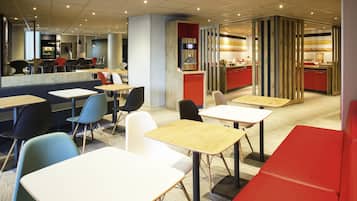 Petit déjeuner continental (12 EUR par personne)