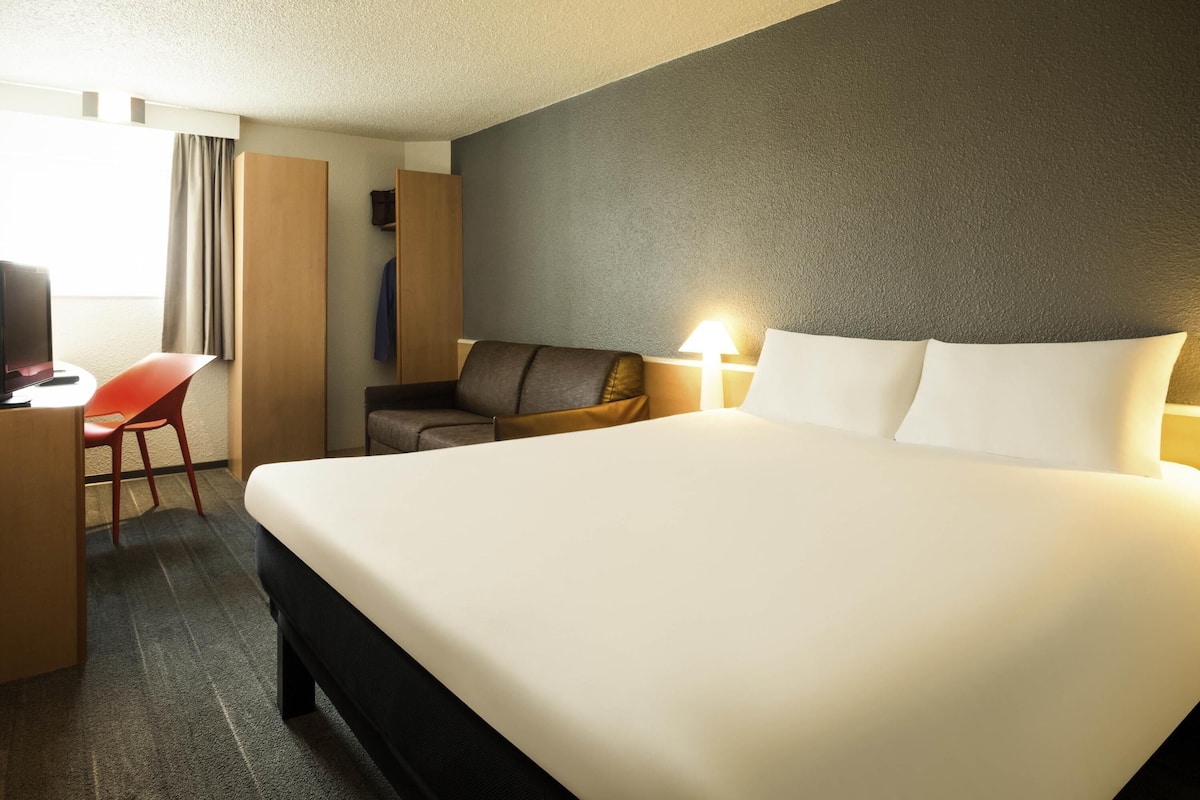 Ropa de cama de alta calidad, escritorio y cortinas blackout