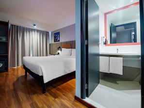 Standard Room, 1 Double Bed | Minibar, in-room safe, desk, iron/ironing board - Ibis Guarulhos Aeroporto (Guarulhos)