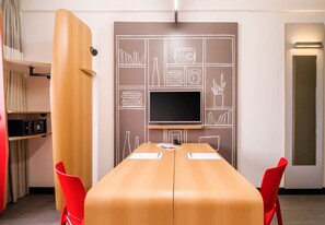 Frigobar, cofres nos quartos, escrivaninha
