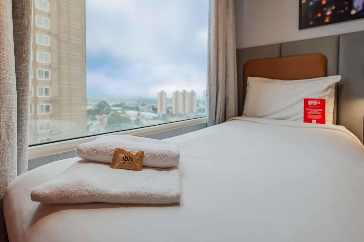 Standard Twin Room, 2 Single Beds | 1 bedroom, minibar, in-room safe, desk