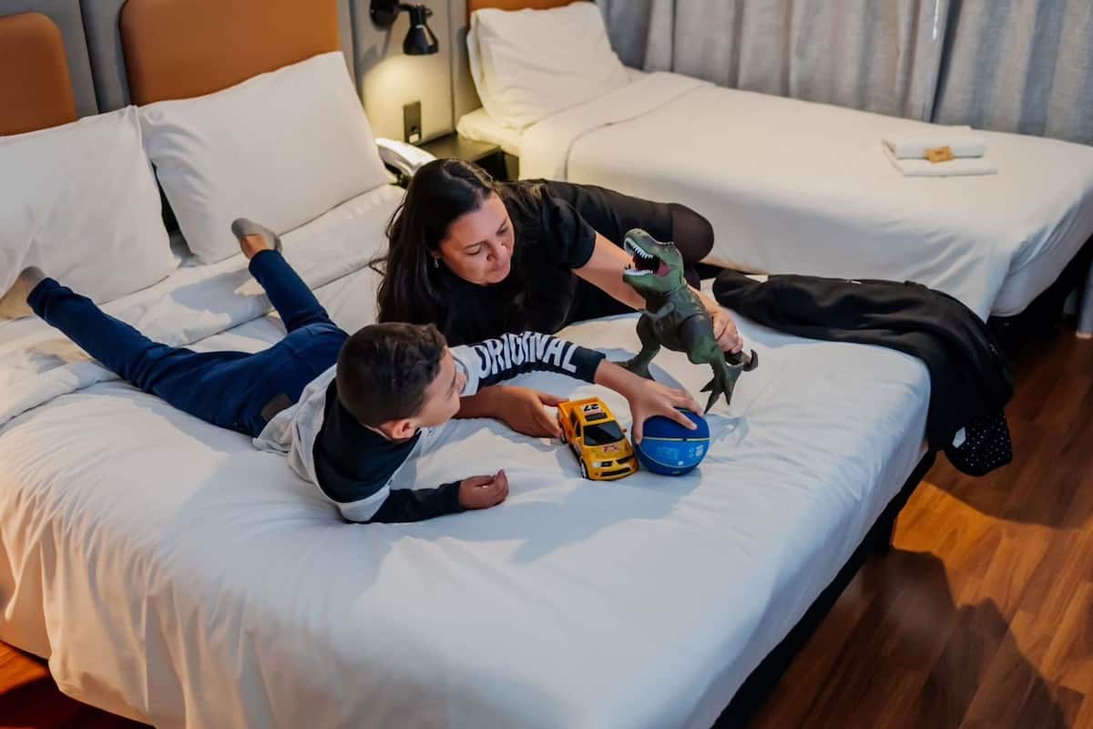 Quarto standard, várias camas | Frigobar, cofres nos quartos, escrivaninha