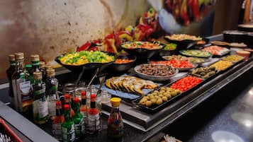 Un bufé con diversos platos y acompañamientos.