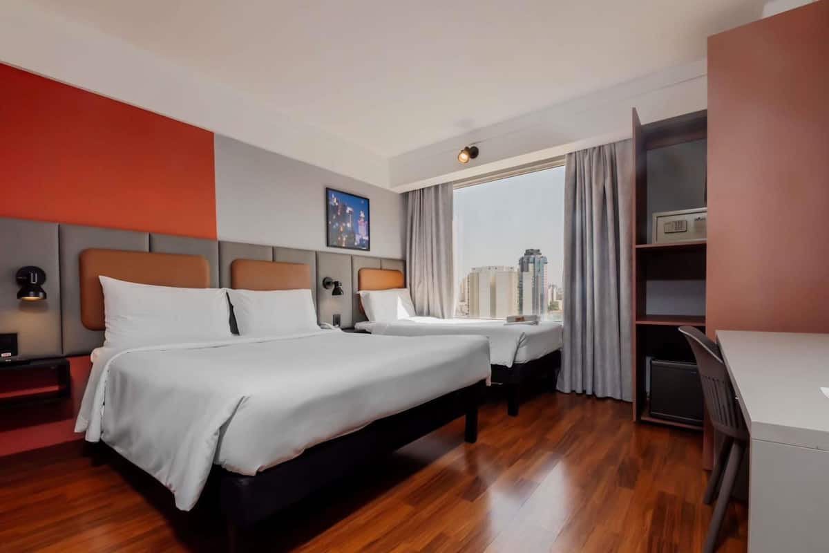 Habitación estándar, varias camas | Minibar, caja de seguridad en la habitación y escritorio