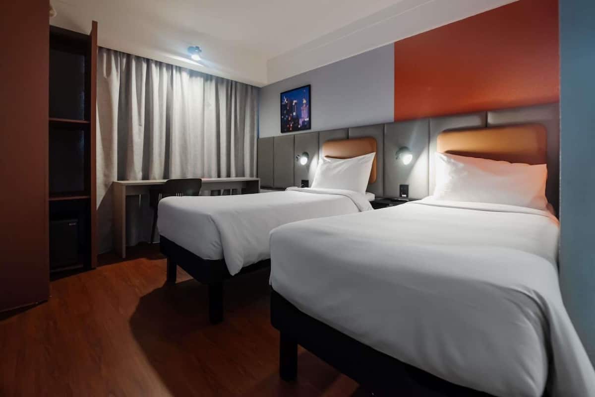 Minibar, in-room safe, desk, iron/ironing board