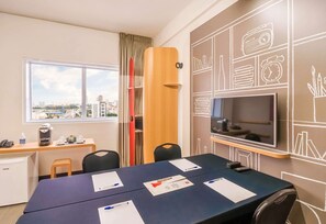 Frigobar, cofres nos quartos, escrivaninha