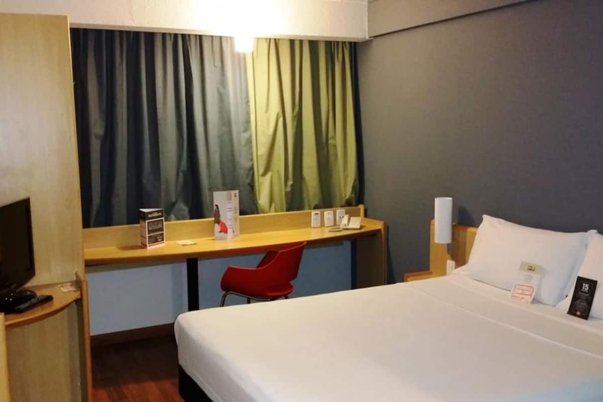 Standard Room, 1 Double Bed | Minibar, in-room safe, desk, iron/ironing board