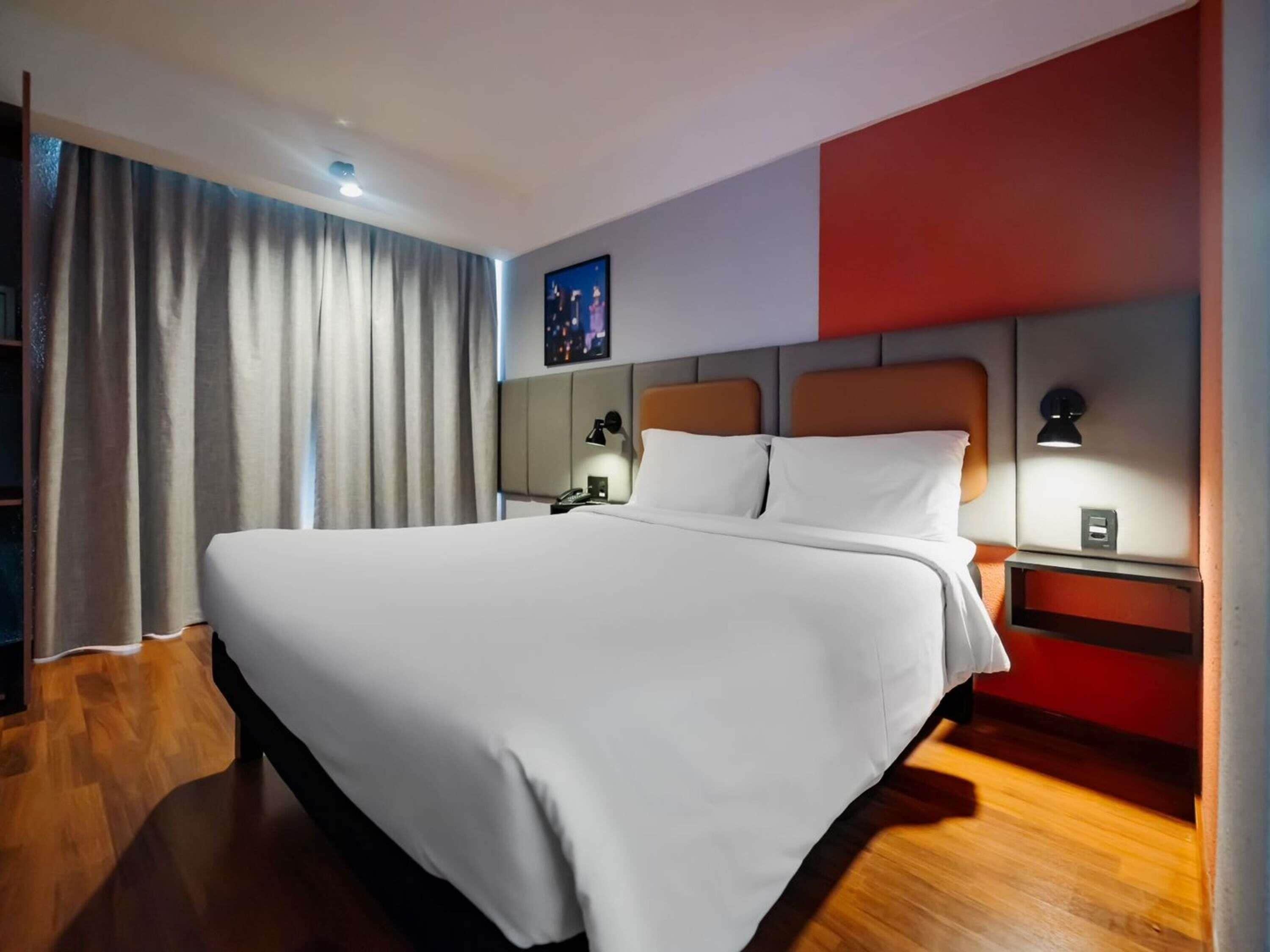 Minibar, caja de seguridad en la habitación y escritorio 