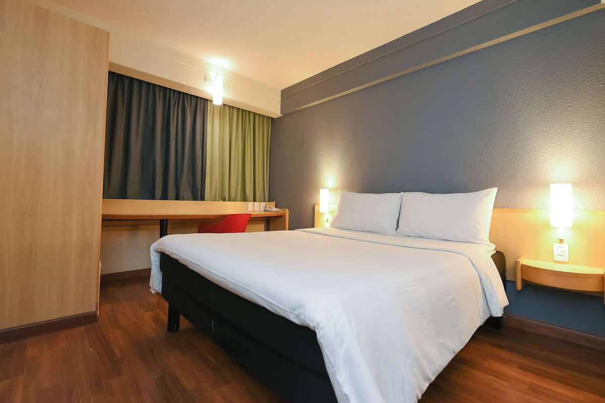 Standardzimmer, 1 Doppelbett | Minibar, Zimmersafe, Schreibtisch, Bügeleisen/Bügelbrett