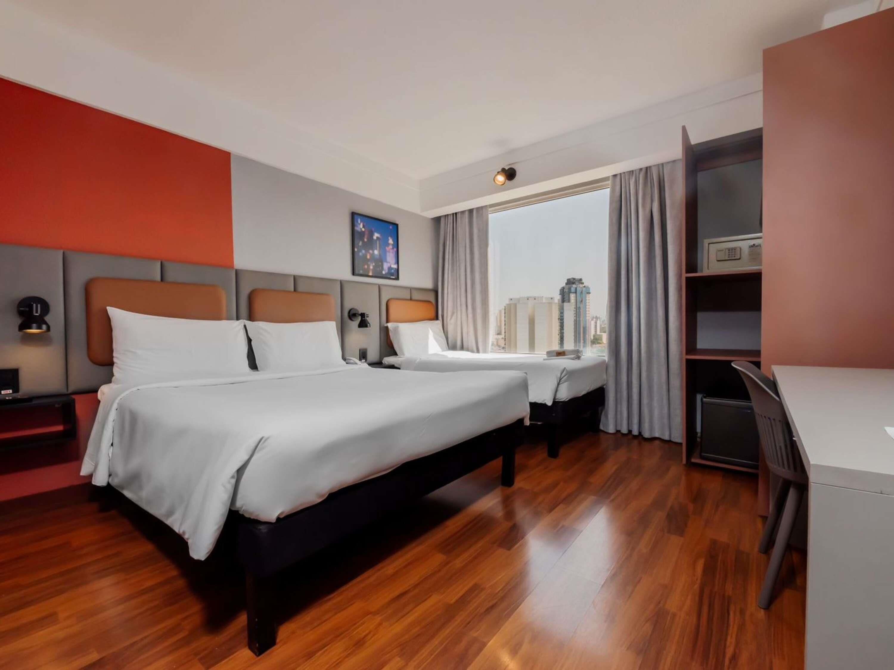 Quarto standard, várias camas | Frigobar, cofres nos quartos, escrivaninha