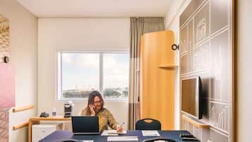 Minibar, caja fuerte, escritorio y tabla de planchar con plancha