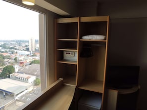 Minibar, värdeförvaringsskåp på rummet och skrivbord