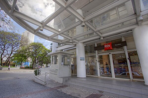 Welcome to ibis Guarulhos, a stylish hotel with a prominent entrance and a convenient kiosk.